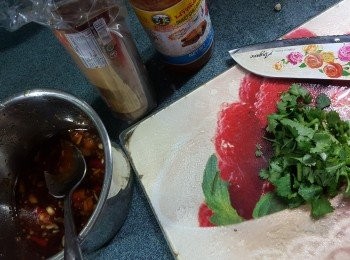 step2: 加入洗淨及切碎的莞茜於汁料內拌勻