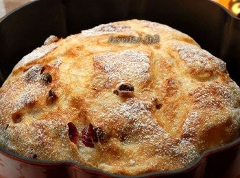 step10: 將烤好的麵包從鍋子裡取出放置在網架上放涼即可。剛烤出爐的麵包貼近它時...會聽到麵包裡劈哩啪啦的聲音喔~非常有趣!