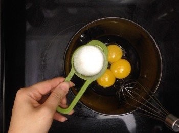 step6: 之後做<span class="group_2">原味蛋糕卷</span> （28x28cm 烤盤）
焗爐預熱170度
烤盤先墊好焗爐紙
雞蛋分開蛋白及蛋黃，蛋白先放入雪櫃待用
蛋黃加入糖打至淡黃色及糖溶