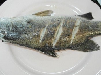 step4: 蒸好的魚先取出~~ 把盤子上多餘的水給倒出來!!! 將魚翻面~~~