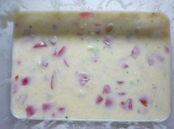 step3: 鍋中不放油,培根炒至出油加入花椰菜、紅椒炒至7分熟,再加入作法2