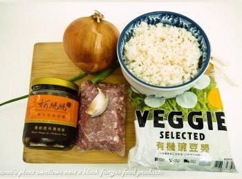 step1: 準備香菇昆布黑菇醬、青蔥、洋蔥、豬絞肉、隔夜飯與豌豆嬰等<span class="group_1">食材</span>。