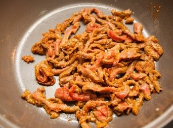 step2: 起油鍋，先將牛肉絲炒至約7分熟後起鍋備用。