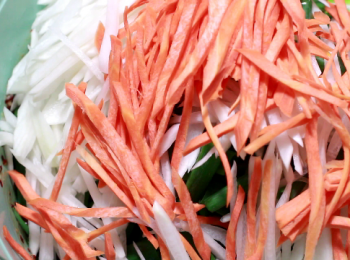 step13: 再加入切段的配料、有青蔥、唐芹、韭菜、紅蘿蔔及白蘿蔔。再攪拌均勻。