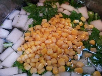 step2: 除櫻花蝦外，將所有<span class="group_1">材料</span>加入，煮8-10分鐘。