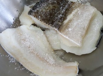 step1: 先用一茶匙鹽將鱈魚醃最少一小時。