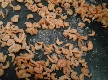 step2: 蝦米用乾鍋煸香(或是用烤箱烤一下)