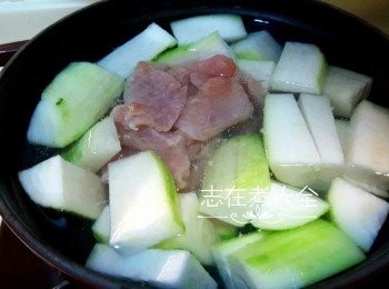 step2: 水滾加入薑片，節瓜，瘦肉及咸蛋黃，中小火加蓋煮20至30分鐘，直至喜愛的節瓜淋度