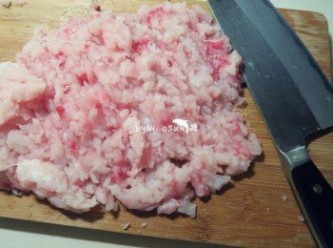 step1: 半解凍狀態的魚肉 剁碎