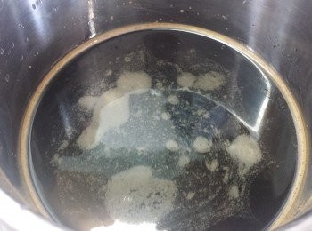 step2: 將另一半水份煮溶片糖，並慢慢加入粉漿中，不停攪拌均勻。