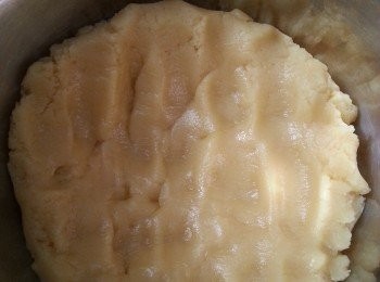 step5: 將粉糰用盤裝起,壓平,放入雪櫃雪30分鐘