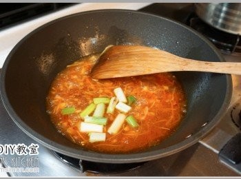 step6: 接著嗆一點點米酒之後，加約半碗水，丟入蔥段拌炒，
煮沸收汁。