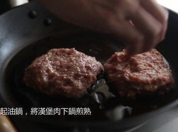 step8: 將絞肉塑成妳要的形狀後，起油鍋，將漢堡排下鍋煎熟。