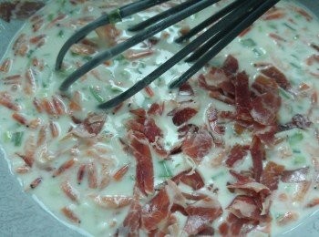 step1: 準備材料: 蔥切粒和火腿切絲, 櫻花蝦沖洗乾淨,
 預備一茶匙鹽和一湯匙油, 然後將中筋粉和水攪混後, 加入所有材料再次攪混。