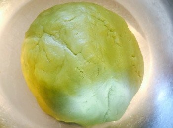 step5: 酥皮部分。將砂糖和牛油攪拌均勻，加入蛋汁和花奶拌勻。加入已過篩的低筋麵粉、吉士粉及抹茶粉，混合成麵團，放雪櫃雪30分鐘。