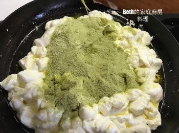 step4: 加入奶粉、抹茶粉拌勻至無粉粒、熄火