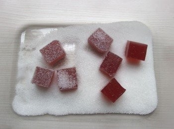 step13: 準備一些細砂糖,將切好的軟糖裹上一層糖粉。