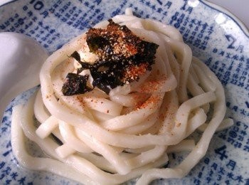 step9: 再鋪一些海苔片，灑些七味粉及香蒜粒