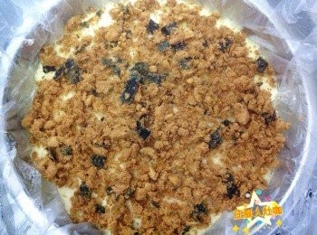 step3: 倒入蛋糊至蒸盤中，大火蒸5分後開鍋蓋（此時爐火轉小火避免燙傷）再撒入適量的肉鬆