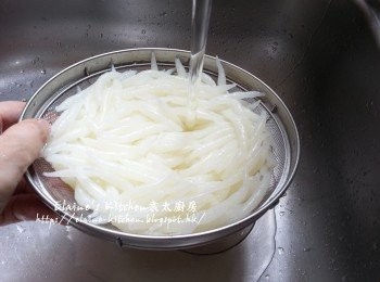 step2: 銀針粉放入大碗內加入熱水煮5分鐘 , 倒去水份再用水沖一沖水瀝乾水份