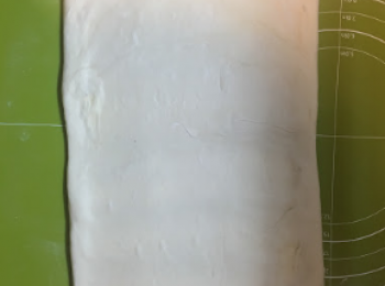 step6: 牛油少少淋時將粉團碌至18cm長。（動作要快，唔好俾舊牛油溶哂落粉團。）