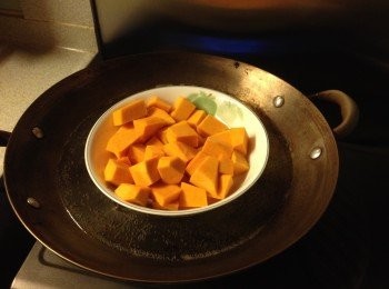 step1: 先把南瓜去皮切小粒，滾水蒸15分鐘