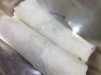 step4: 卷好後可以切開成兩件上桌享用