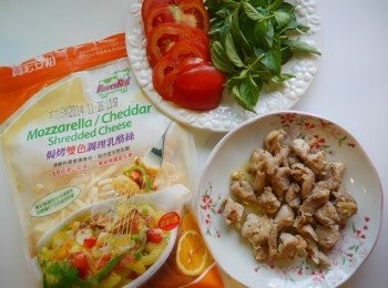 step2: *烤餅上放入一般乳酪絲，番茄，雞肉，羅勒，莫札瑞拉起司碎片。