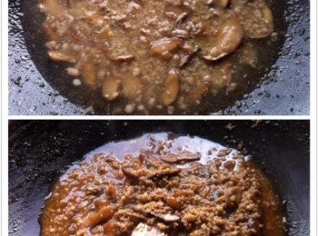 step3: 加入食水、淡醬油和素食蠔油煮滾，把鍋蓋蓋起來以小火燜煮至醬汁濃稠，最後加入鹽巴調味和黑醬油調色即可。
盛起是可以灑上適量的蔥粒。