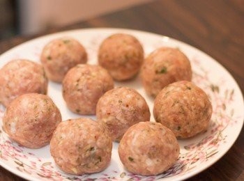 step3: 平均分成十份用手慢慢搓成表面光滑無裂痕的肉丸
(如材料黏手可先用清水輕輕濕潤雙手再搓肉丸)