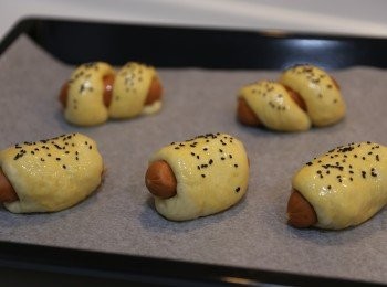 step6: (6) 入爐前掃上蛋槳，曬上芝麻