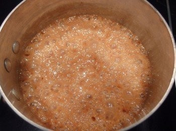 step18: 再繼續使用中小火熬煮7-8分鐘至奶油糖漿變焦糖色,煮至溫度達到115-120度c左右。或滴入冷水中會成為糰狀即可熄火。