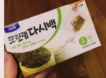 step2: 市面上有這種用來放茶葉的小袋子，把乾香料通通放進去，用完整包拿出來就是，十分方便呢！