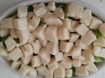 step2: 用焗烤專用碗將炒好的飯放入,最上端放上綠花椰及鋪滿起司