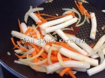 step3: 下甘荀及洋蔥絲炒勻，再下年糕及辣醬炒勻。其實自己都不好大辣，所以都是加了1湯匙辣醬，色澤自然無咁紅，食得辣可自行調較辣醬的份量。