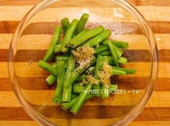 step3: 接著把調味料與四季豆拌勻就完成了。