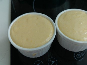 step10: 將已攪勻的麵漿倒入焗杯內,再輕櫈幾下用刀刮去多餘的麵漿, 跟住用手指緣邊刮一圈。