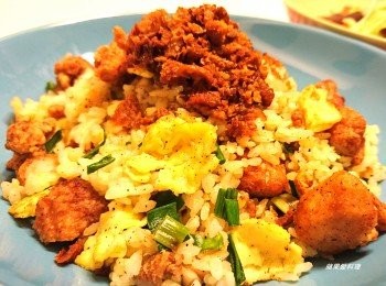 step11: 將「步驟3的烤雞皮」放在蛋炒飯上，吃飯囉！