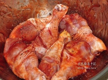 step1: 雞腿解凍、洗淨，把表面水分充分抹乾後，在厚肉的地方切幾刀，放入一大盤中加入<span class="group_2">醃料</span>拌勻，置雪櫃最少1小時。