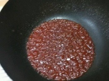 step5: 鍋裏放底油，加入番茄醬和白糖炒至粘稠，再放入雞柳，翻炒均勻，即可。