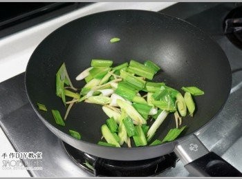 step5: 4.鍋內留約一大匙油，把蒜苗跟薑絲下鍋爆炒。