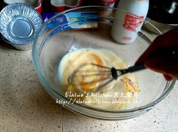 step4: 雞蛋打入碗內 , 加入100ml鮮奶 , 吉士粉拌勻