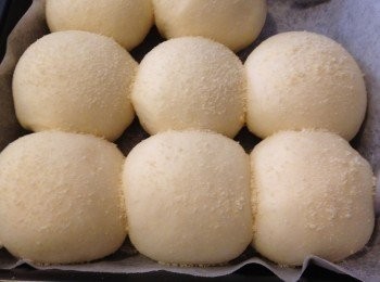 step8: 預熱焗爐180度, 包面灑上芝士粉或高筋粉