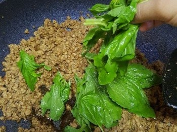 step4: 煮至豬肉熟透，熄火加入打拋葉炒勻即成，最後伴生菜同食。
