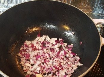 step3: 先爆香紫洋蔥。
