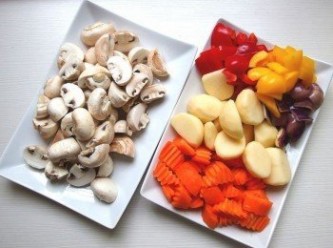 step2: 將磨菇用水快速清洗,避免浸泡吸水,切半備用。馬鈴薯及彩色甜椒(一半份量)和胡蘿蔔(一根)都切塊狀。