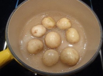 step2: 將馬鈴薯放入鍋裡加入適量的水煮至熟或先用電鍋蒸熟。先蒸熟這個步驟...可讓馬鈴薯保有鬆軟的口感。