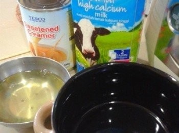 step1: 1）将材料准备好～3粒（A)鸡蛋白，鲜奶，炼奶和深碗一个。