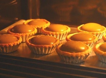 step17: 放入己預熱的焗爐下層，先以200℃烤8分鐘，再調到170℃烤11分鐘。