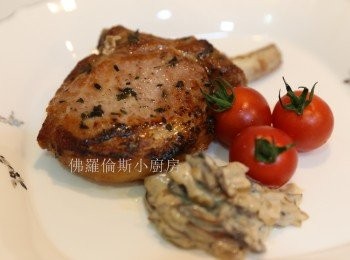 step6: (6) 豬鞍扒出爐加上忌廉磨菇汁及日本車厘茄伴碟